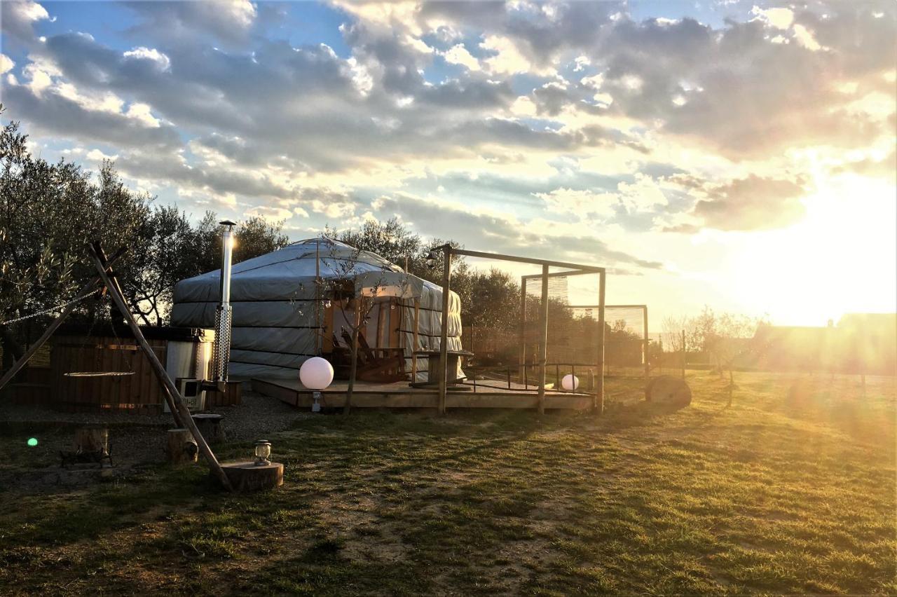 2 Cuori E 1 Yurta Glamping In Tuscany - Adults Only Asciano Ngoại thất bức ảnh